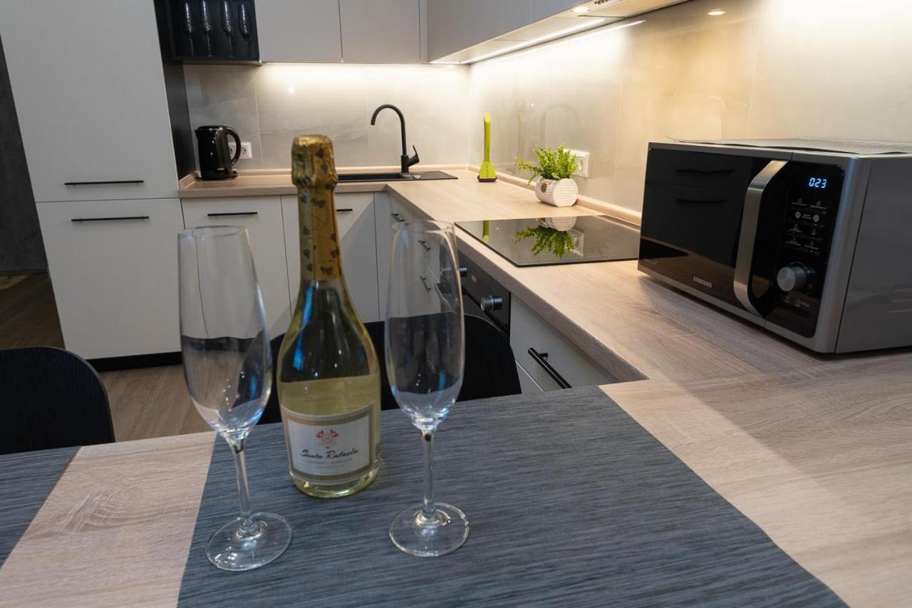 New Modern Apartments. Metro Minskaya Київ Екстер'єр фото